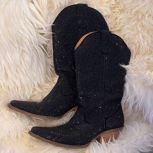 Dingo “Silver Dollar”  Black 8M